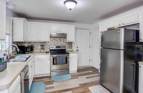 Rochester House | Ranch W/Hot Tub~ by Arprt/Dtwn/UofR/RIT W/AC