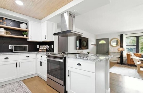 Commerce Township House | Ranch w/King bed, fenced yard, BBQ grill, Gas fire-pit, well-equipped kitchen.