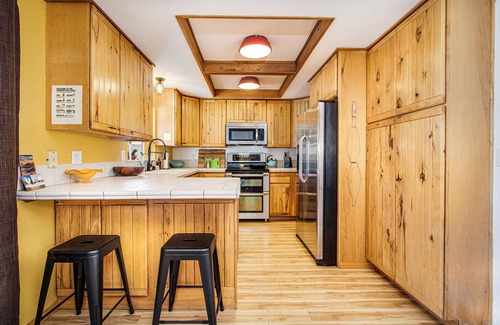 Pioneertown House | RANCHO PIONERA: 5 min stroll to Pappy’s + Pool + HotTub + Views