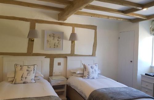 Barns Green Hotel | Random Hall