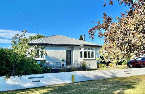 Ranfurly Cottage | Ranfurly cottage on Central Otago rail trail. nModern comforts & great value.