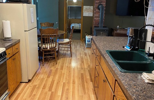 Cannonville House | Ranger Dave's Historical Cabins, 15 miles to Bryce 3 bedrooms 2 baths