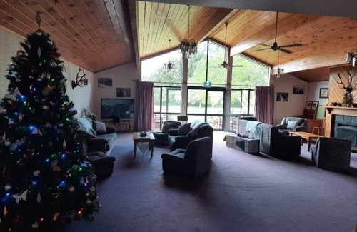 Murupara Cabin | Rangitaiki River Lodge Below Te Urewera Mountain Forest