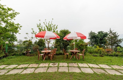 Rumtek House | Rangpo Heritage, Private room w garden view by Roamhome