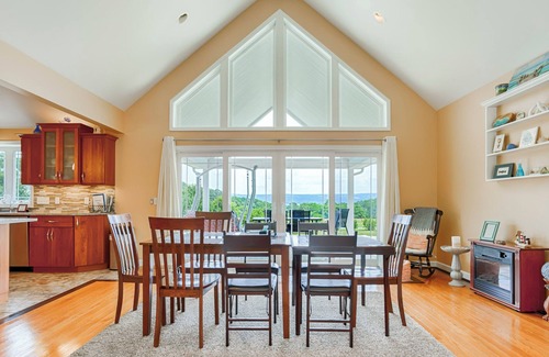 Himrod Cottage | Rapalee Retreat - Wine and Lake Lovers Take Notice!