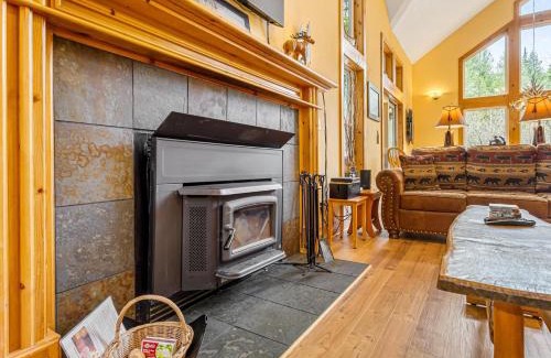 Rhododendron House | Rapid River Retreat - Meredith Lodging