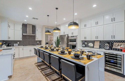Peoria House | RARE 8BR/5.5 Bathroom Home w/HEATED pool, Hot Tub, Billiards, & Game Room -P