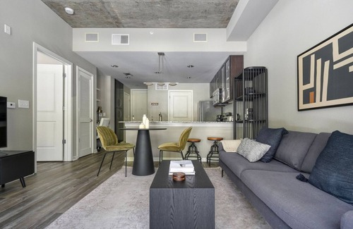 Barton Heights Apartment | Rare Barton Springs 1BR w/Gym, Pool & W/D, nr downtown, by Blueground