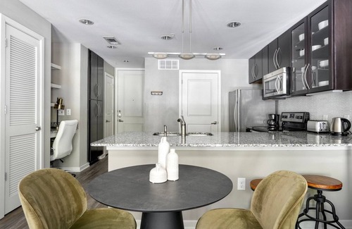 Barton Heights Apartment | Rare Barton Springs 1BR w/Gym, Pool & W/D, nr downtown, by Blueground