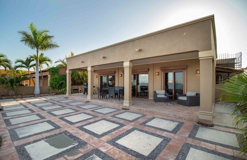 Loreto House | Rare Beachfront Steps to Sand/Paddleboards and Bikes
