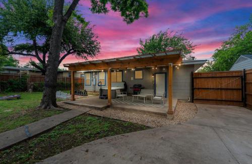 North Industrial House | Rare Exclusive Retreat Private Hot Tub King Bed