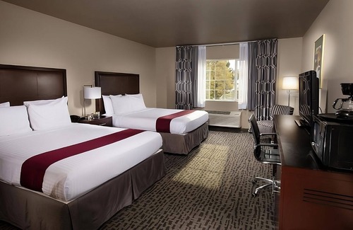 Pullman House | Rare Find! 2 Gorgeous Rooms, Pool, Free Breakfast, Near Downtown Main Street