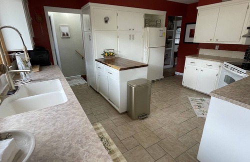 Sidney House | RARE FIND! 4BR, 2BA Home W/Deck/Grill/Fireplaces. Pet Friendly w/fenced in BY