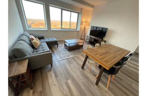 Fort Lee Apartment | Rare find 7 minutes from NYC Fort Lee private Apt