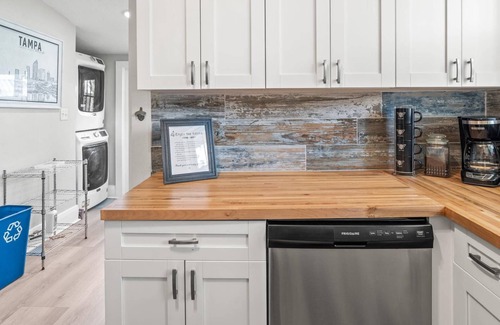 South Seminole Heights House | Rare Find! BeeKeeper's Inn - Beautifully Renovated 1929 Home on Brick Street |Walk to Breweries