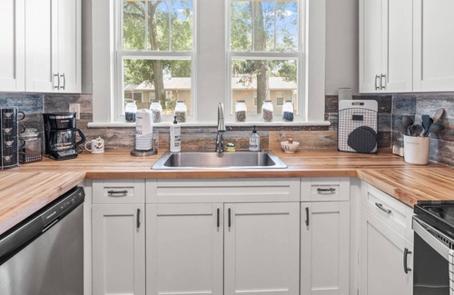 South Seminole Heights House | Rare Find! BeeKeeper's Inn - Beautifully Renovated 1929 Home on Brick Street |Walk to Breweries