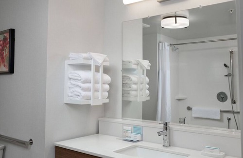 Tigard House | Rare Find! Indoor Pool, Free Parking, Free Full Breakfast, Near Oregon Zoo