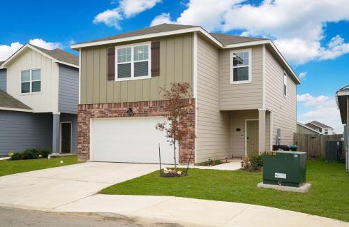 Medina Valley House | Rare Find Luxurious Home Sleeps 13 with Family Fun