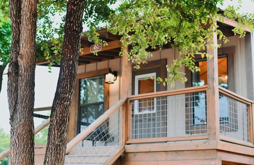 Seguin Cabin | Rare Find! New waterfront Cabin with kayaking, hiking, pools & hot tub! SG20