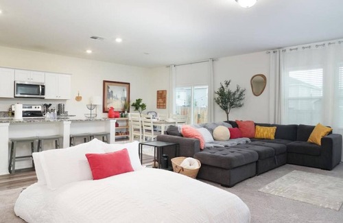 Medina Valley House | Rare Find Sleeps 13 Family Fun