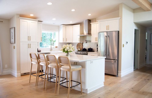 Maltby House | Rare Gem Fully Remodeled 6-bedroom house with WiFi, Sports Court, Large Backyard