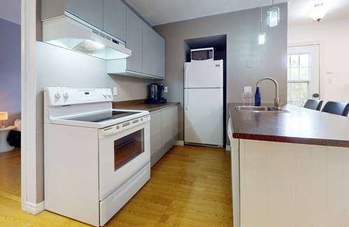 Collingwood Apartment | Rare gem, Waking Distance to Cranberry Golf, trails, restaurants and shops.