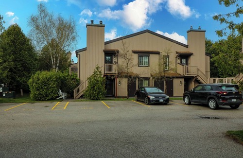 Collingwood Apartment | Rare gem, Waking Distance to Cranberry Golf, trails, restaurants and shops.