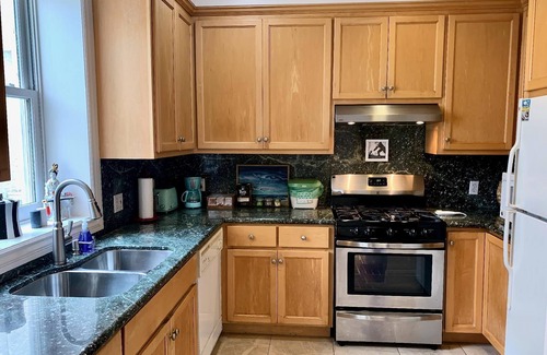 Nob Hill Condo | Rare, gorgeous third floor apartment in mint condition atop Sacramento Street on Nob Hill (Parking Garage available across the street)