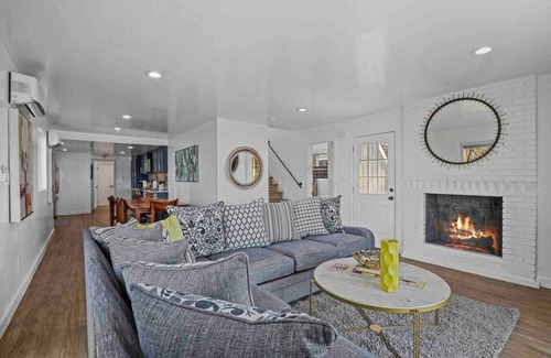 Little Elm House | Rare Modern Beachfront Lake House on Lewisville Lake with Hot Tub, Deck & BEACH
