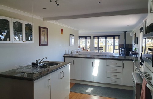 Devils River House | 'Rare Retreat', enjoy the stunning views, great hiking, or cycling @Lake Eildon