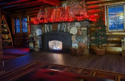 Hazelhurst House | Rare rustic log home located on Willow Flowage