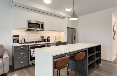 Sunnyside Apartment | *Rare* Splendid City View Condo- Trendy Kensington