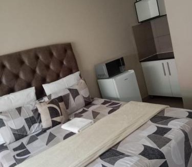 Soshanguve House | Rasesa Guesthouse