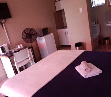 Soshanguve House | Rasesa Guesthouse