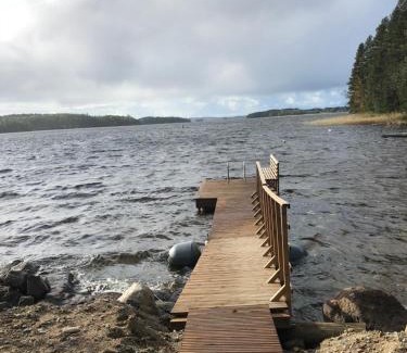 Vehmersalmi Ski Chalet | Rauhaa ja rantaa kaipaavalle mökki rannalla