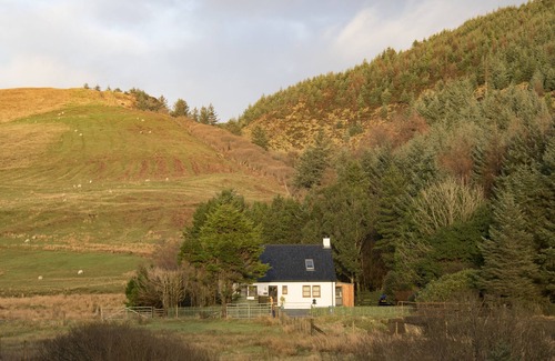 Isle of Skye Cottage | Raven Cottage in the beautiful Glen Eynort near carbost. 3 bedrooms, 6 people.