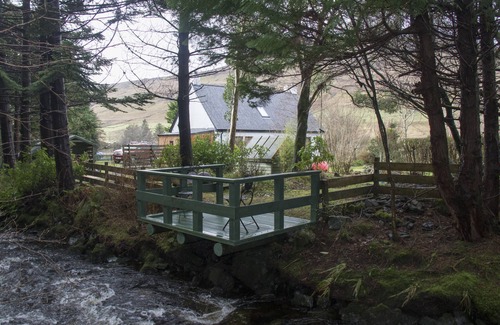 Isle of Skye Cottage | Raven Cottage in the beautiful Glen Eynort near carbost. 3 bedrooms, 6 people.