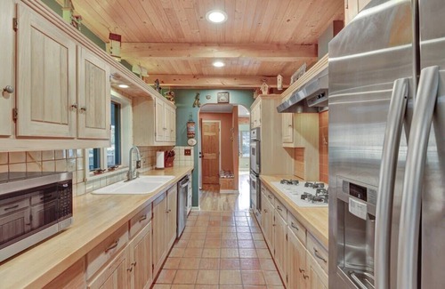 Cascade-Chipita Park Cabin | Raven's Nest - pet friendly, hot tub, enchanted