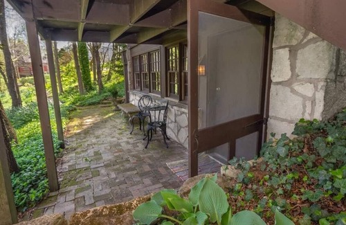 Washington Cabin | Raven's View Retreat - 1830s Cabin Overlooking Missouri River - 5 bed/3.5 bath