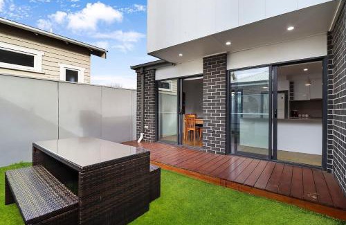 Geelong West House | Raven West House I Corporate or Holiday