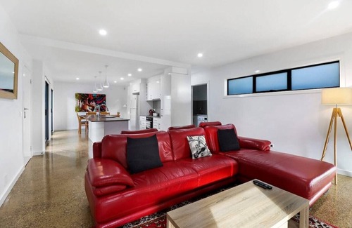 Geelong West House | Raven West I Geelong Corporate or Holiday