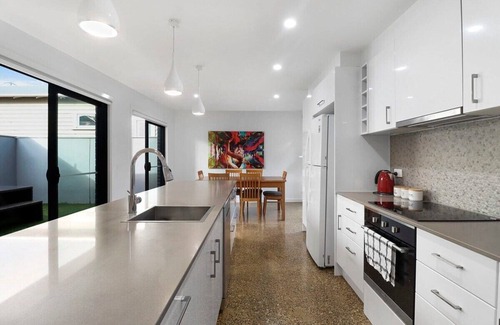 Geelong West House | Raven West I Geelong Corporate or Holiday