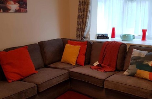 Luton House | Ravenhill House - Huku Kwetu Luton & Dunstable Spacious 4 Bedroom Detached House -Free Parking-Field View-Affordable Group Accommodation - Business Travellers