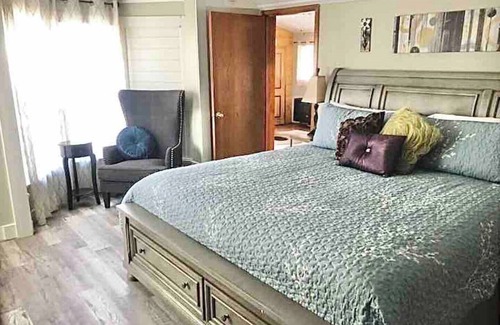 Westcliffe Hotel | Ravens Avenue 4rm Suite on Main, Fireplace &Dog Ok