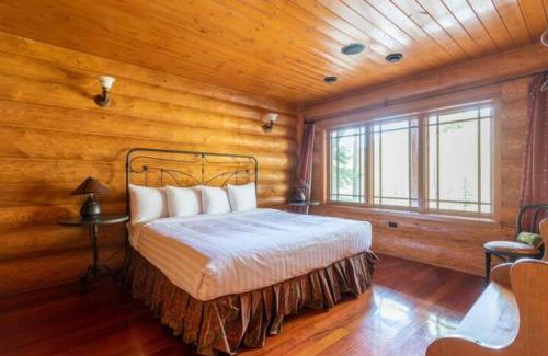 Forest Ridge Estates Apartment | Ravenwood Cabin by StayIn