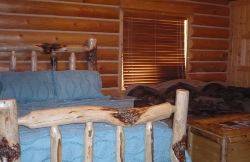 Darby Cabin | Ravenwood Cabin in the woods next to forest service PET FRIENDLY