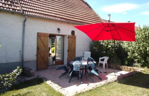 Verneix House | Ravissante Fermette Rénovée avec Jardin Clos, Cheminée et WiFi - Animaux Acceptés - FR-1-489-83