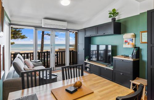 Henley Beach House | Rawsons shack Beachfront unit suits single or couple