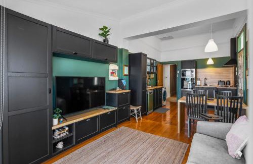 Henley Beach House | Rawsons shack Beachfront unit suits single or couple