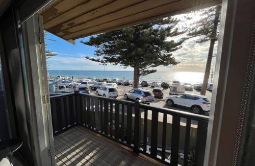 Henley Beach House | Rawsons shack Beachfront unit suits single or couple